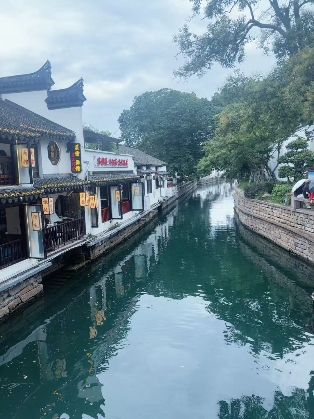 平江路沿河的店铺