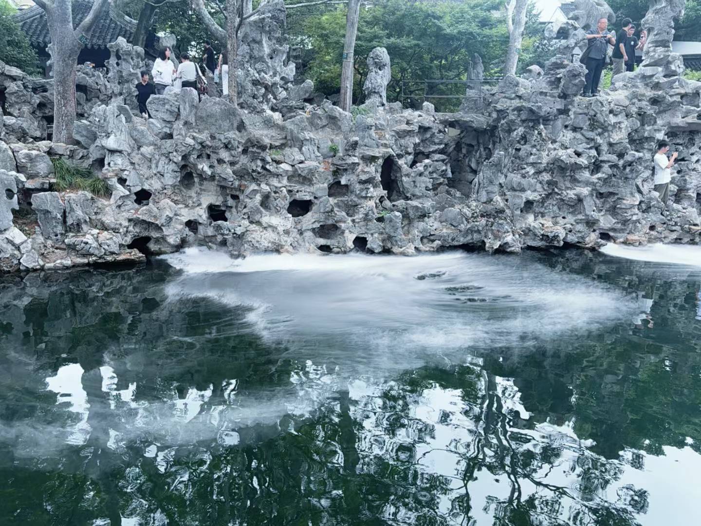 狮子林里的假山